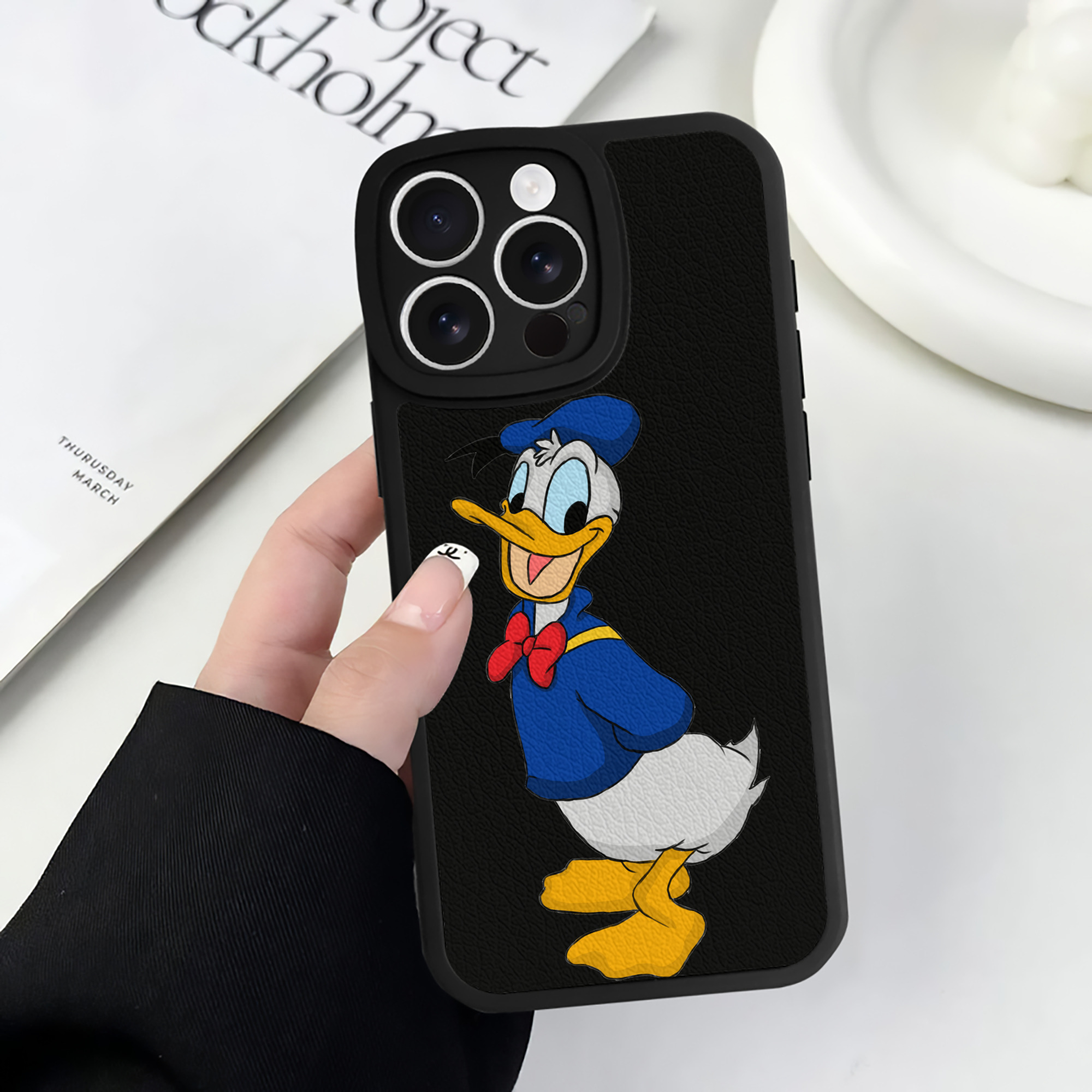 （画像用） ミッキーマウス Mickey Mouse 【iPhone 16シリーズ対応】シリコンスマホケース（レザー調） 材質：シリコン